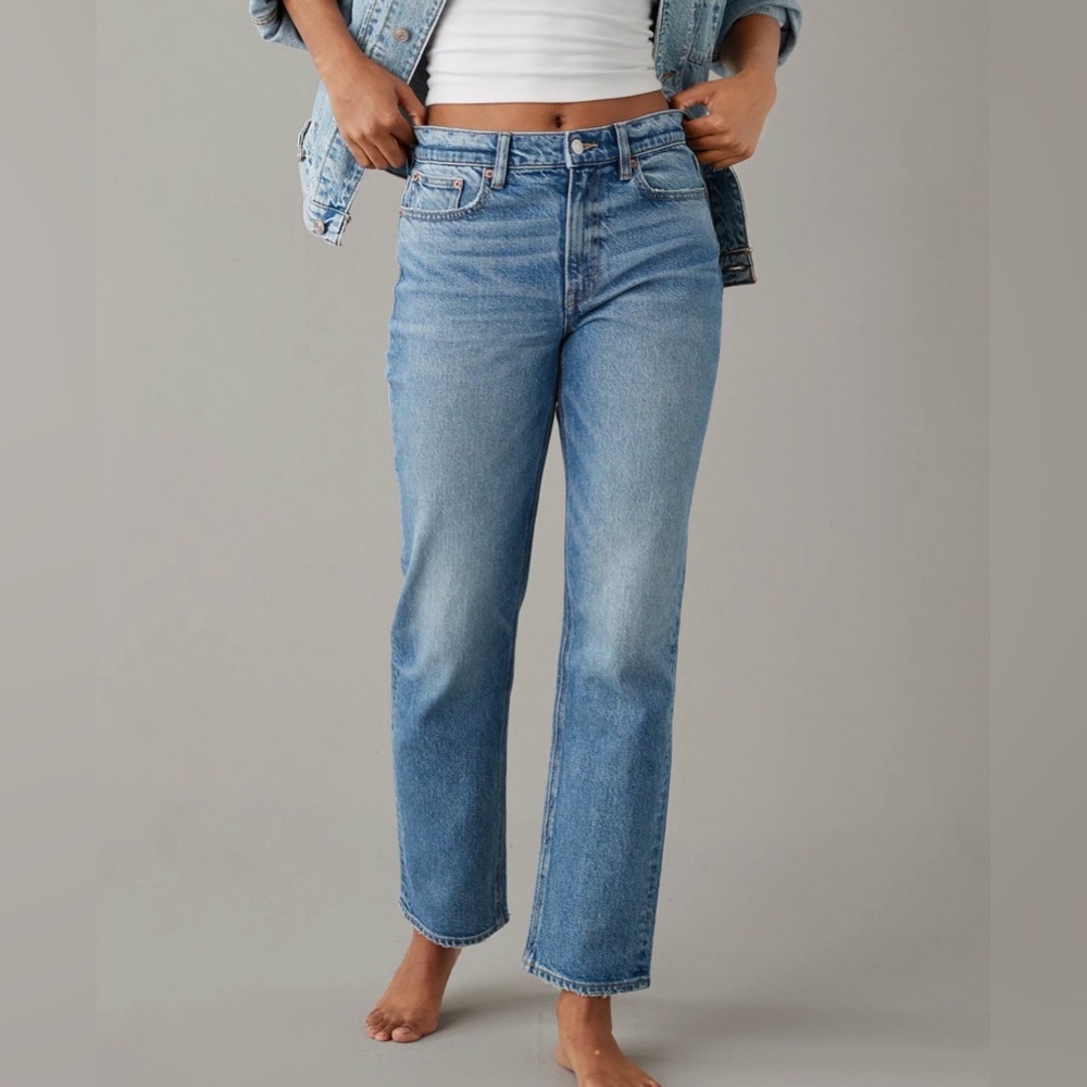 American Eagle Medium Wash Super High-Rise Straight 2R